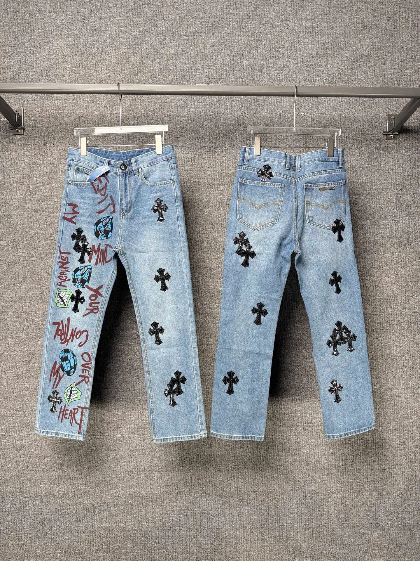 P250 💰 (Top version) Chrome hearts print stitching black leather classic washed jeans, truly restores the ultimate vintage texture, three-dimensional version, loose and comfortable, not picky about the figure, taller and slimmer, factory precision, original factory quality control, same style for men and women, can be matched with couples, versatile recommendation, must-have jeans for all seasons, fashionistas have been disappointed. From the quality selection of fabrics, the tailoring of details, and the matching of patterns, they are all impeccable! The upper body is so handsome when worn...it can be easily worn by men, women and children! The craftsmanship is made of heavy-duty washed pure cotton denim fabric. After washing, it is soft and thick and looks very stylish when worn. Color: blue Size: 28-30-32-34-36 (corresponding to S-M-L-XL-XXL)